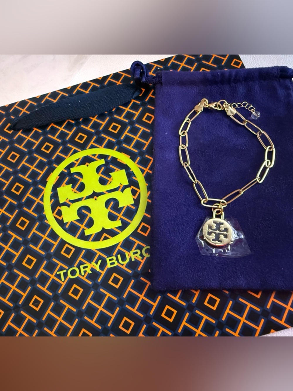 🚨LAST ONE! New! Gorgeous paper clip bracelet with Tory Burch charm + Gift wrap - Picture 3 of 13